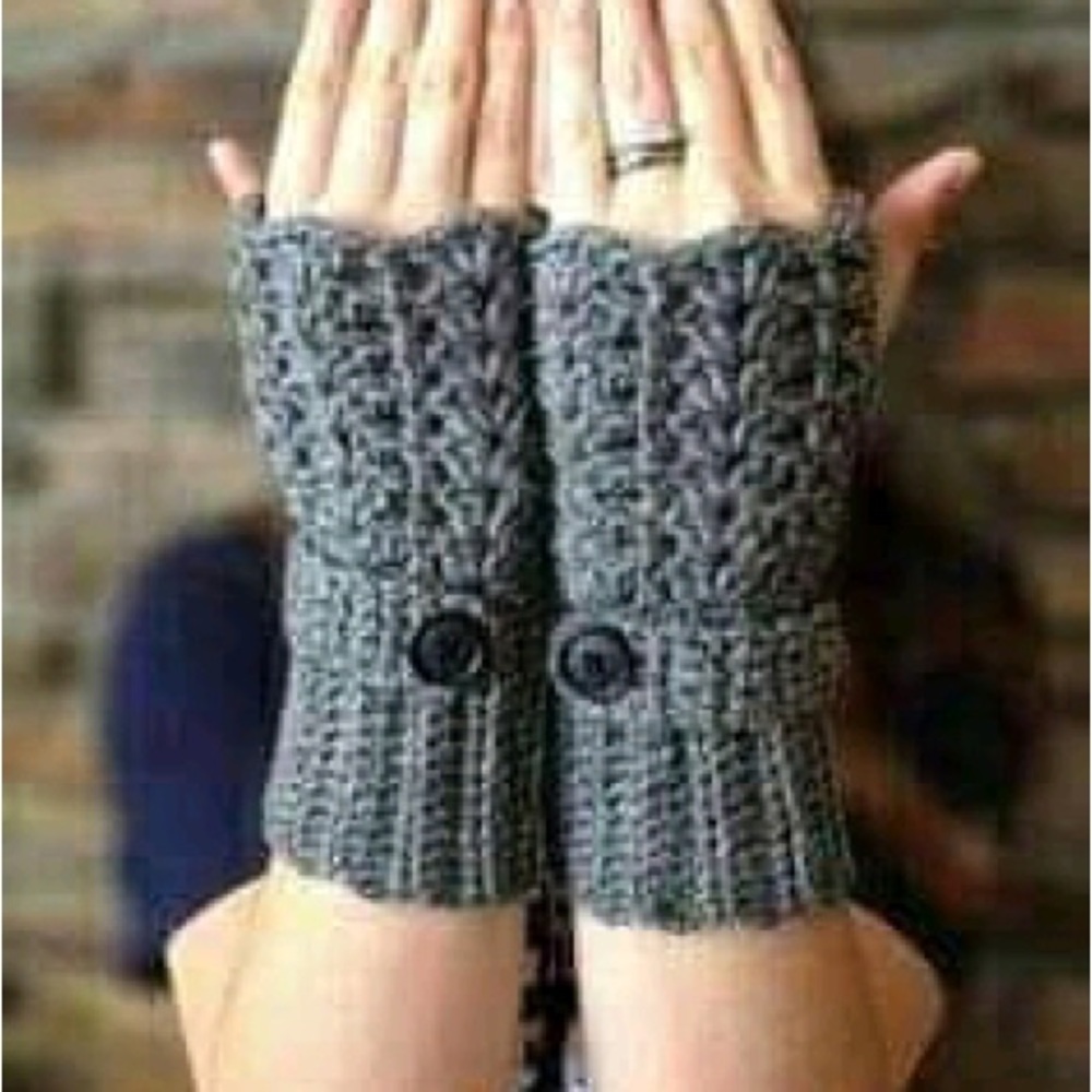 2 gloves - Picture 2 of 3